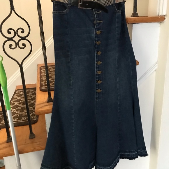 Burberry belt authentic. Skirt listed separate - Picture 3 of 6